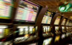 Blackjack ကတ်ဂိမ်း စားပွဲပေါ်ရှိ ကတ်များနှင့် ကျပ်ငွေ chips